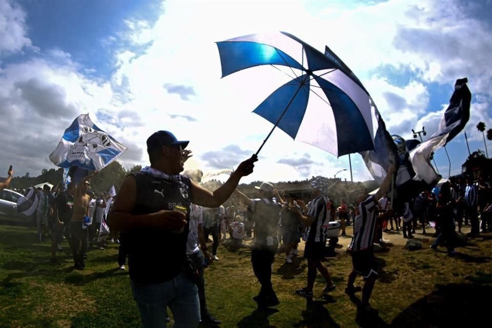 Así se vivió el ambiente afuera del Rose Bowl en el RIver-Rayados.