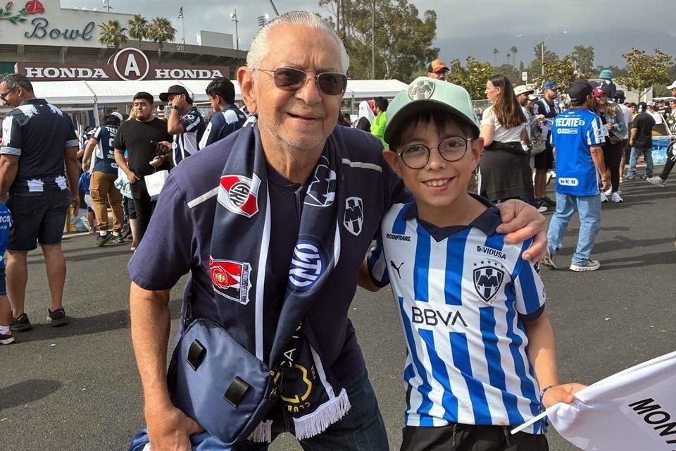 Jorge Urdiales ahora apoya como aficionado al Monterrey en el Mundial de Clubes.