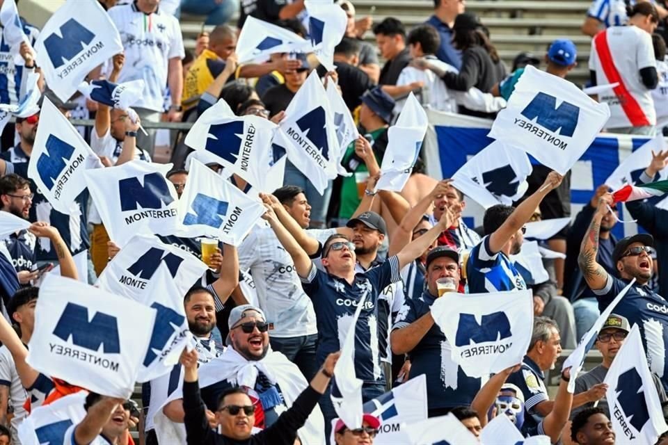 En las gradas fue parejo la cantidad de aficionados de ambos clubes.