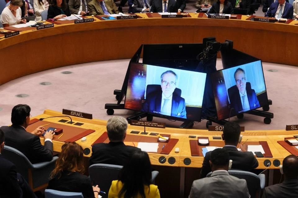 Miembros del Consejo de Seguridad escuchan a Rafael Grossi durante reunión el 22 de junio del 2025.
