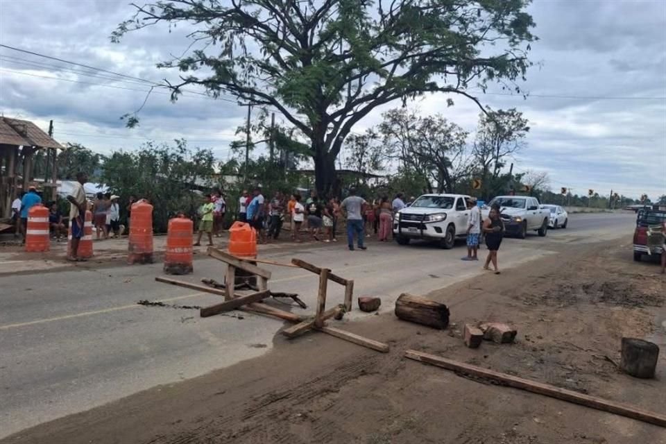Los habitantes de una localidad del Municipio de Igualapa, en Guerrero, cerraron una vía federal para exigir apoyos tras daños por el huracán 'Erick'.