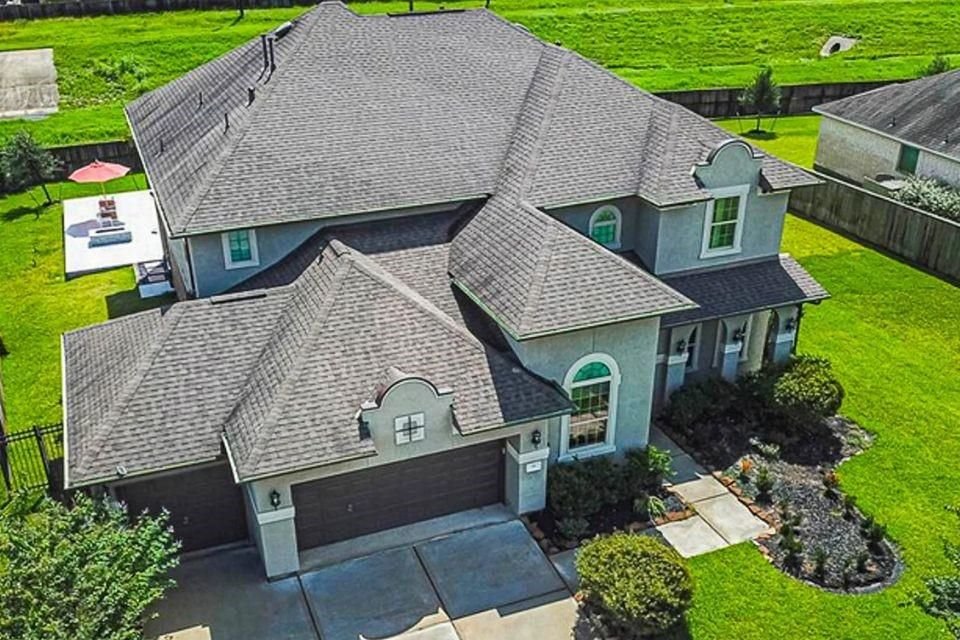 La casa fue construida en 2017 en The Woodlands, una exclusiva zona de Houston, y está valuada en un millón de dólares. Cuenta con 357 metros cuadrados construídos y mil 122 de terreno.