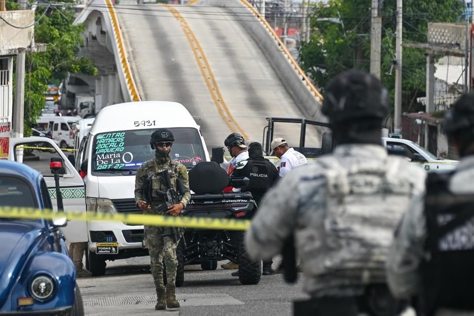 El transportista fue atacado por presuntos sujetos armados a bordo de motocicletas mientras circulaba con pasajeros sobre la avenida Constituyentes de Acapulco, Guerrero