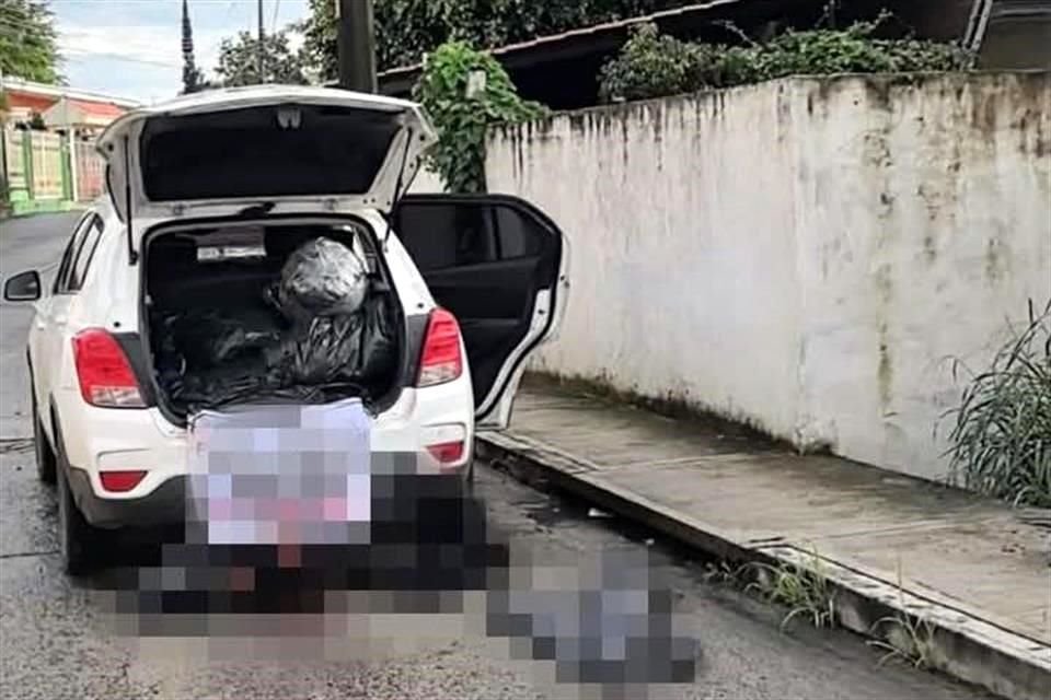 Una camioneta con tres cuerpos desmembrados y un narcomensaje fue localizada abandonada en Cerro Azul, municipio ubicado en la zona norte de Veracruz.