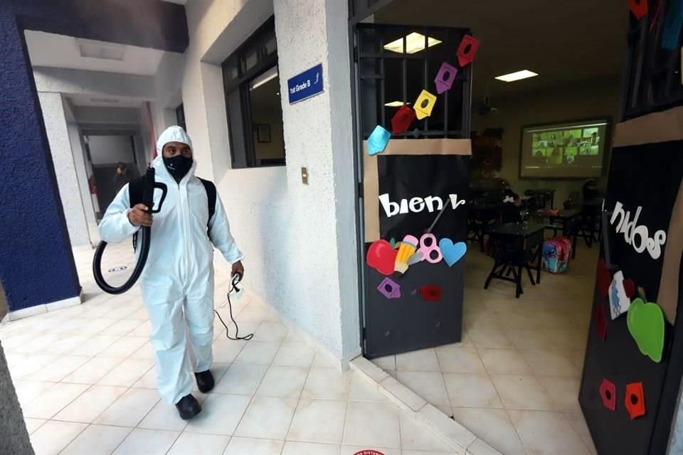 La SEP informó que ayer 119 mil 497 escuelas reabrieron sus puertas para las clases presenciales.