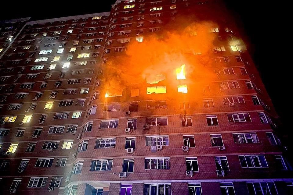 Un incendio en un edificio de departamentos luego de un ataque con drones ruso, en Odesa.