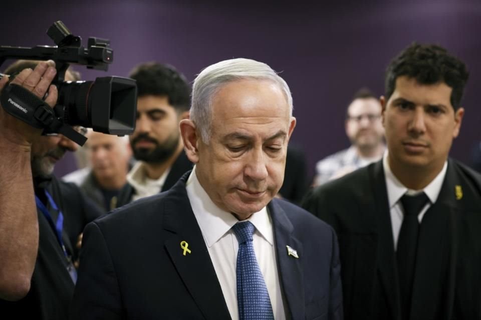 El Primer Ministro de Israel, Benjamin Netanyahu, asiste a su juicio en el que enfrenta acusaciones de corrupción en el tribunal de distrito de Tel Aviv, Israel, el 16 de diciembre de 2024.