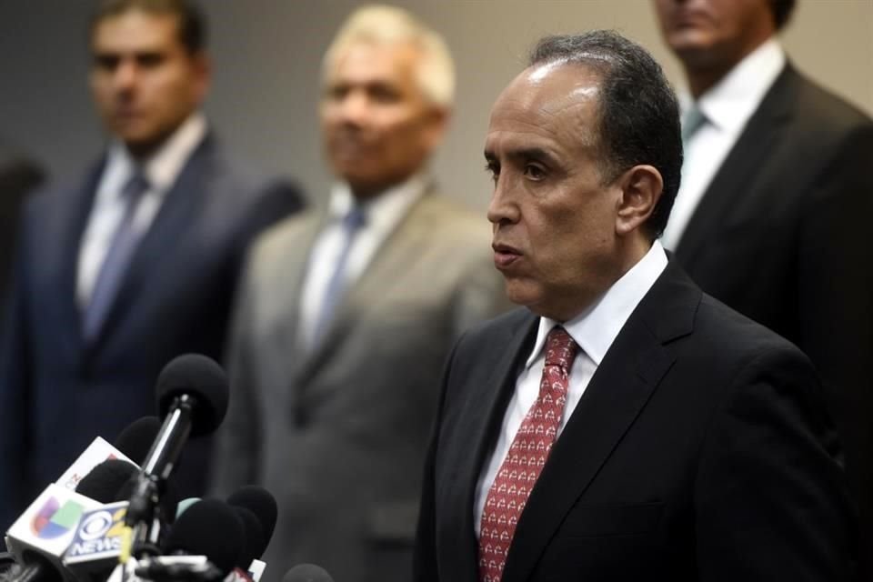 El entonces subprocurador de Delitos Federales, Felipe de Jesús Muñoz, es señado de archivar ilegalmente el caso del supuesto lavado de 720 millones de dólares en la Fundación Mary Street Jenkins.