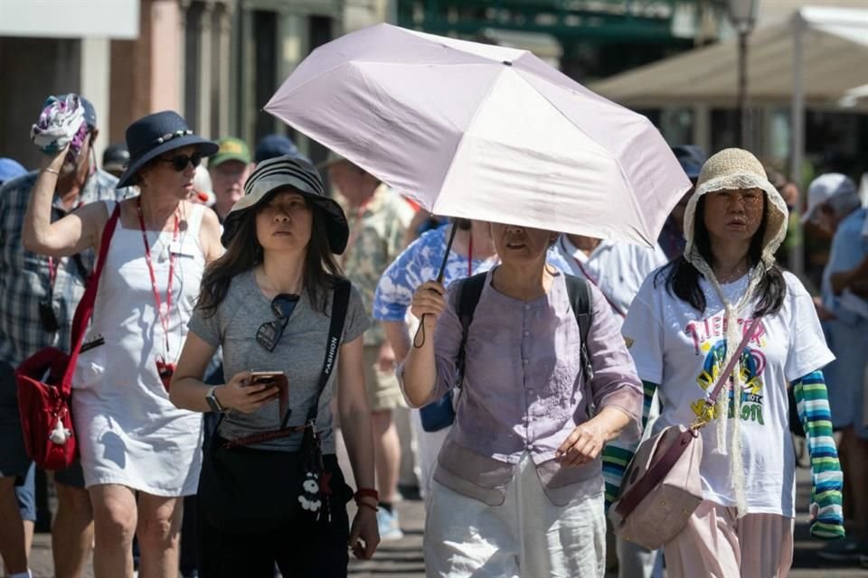 Turistas se protegen del sol en Francia, el 30 de junio del 2025.