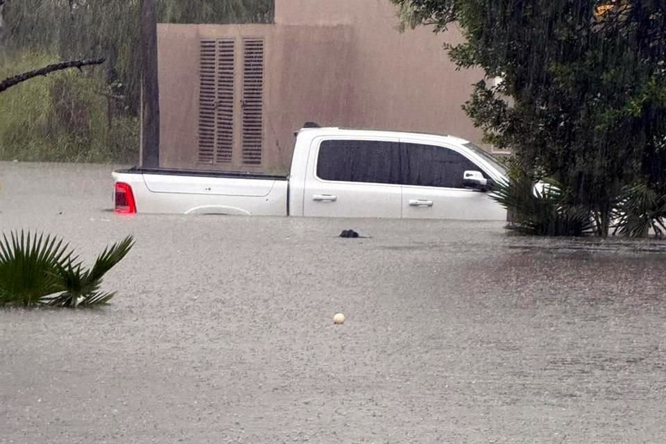 Varias zonas inundadas, cortes de energía, vehículos varados y la desaparición de un hombre que fue arrastrado por la corriente a un canal fue lo que dejaron las lluvias ayer en Matamoros.