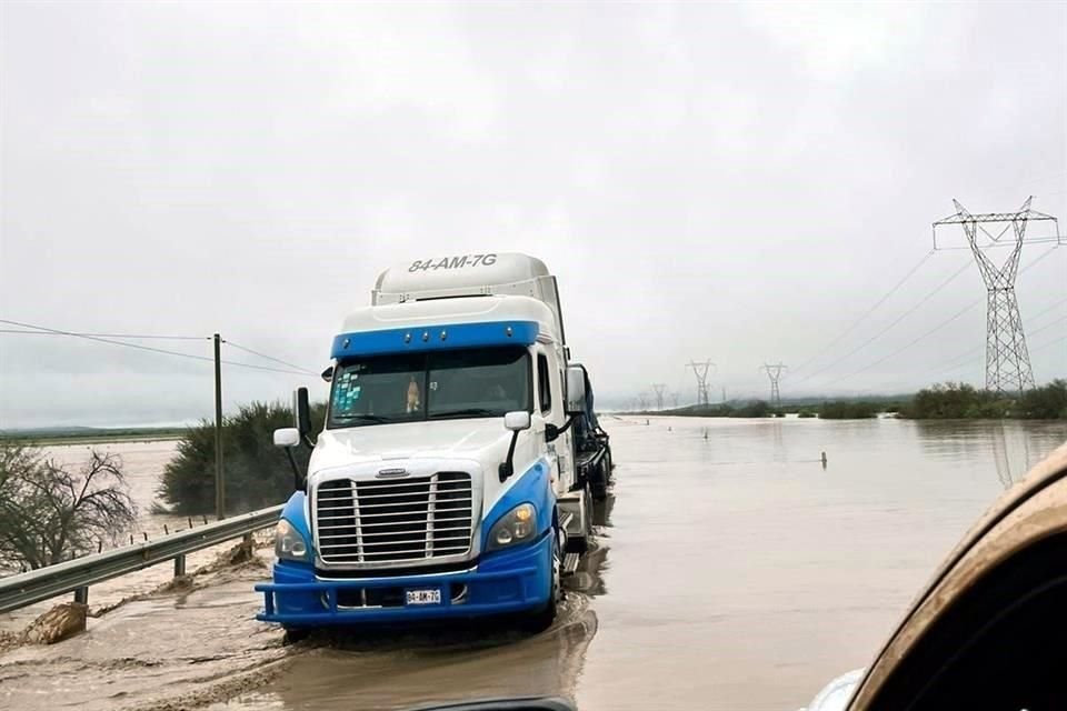 Desde ayer, cientos de transportistas y usuarios particulares de la Carretera Victoria-Tampico se encuentran varados, por lo que intentan cruzar los tramos dañados pese al riesgo.