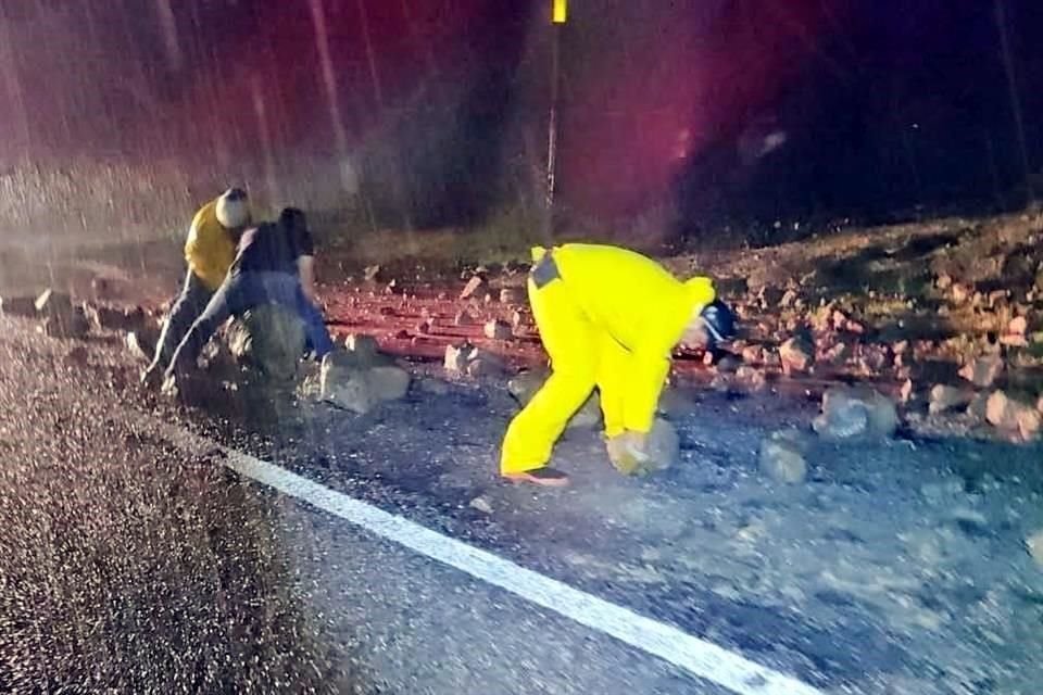 Por segundo día consecutivo, las carreteras que conectan el centro con el sur de Tamaulipas, una de las rutas de mayor flujo del sector del transporte y de pasajeros, permanecen cerradas.