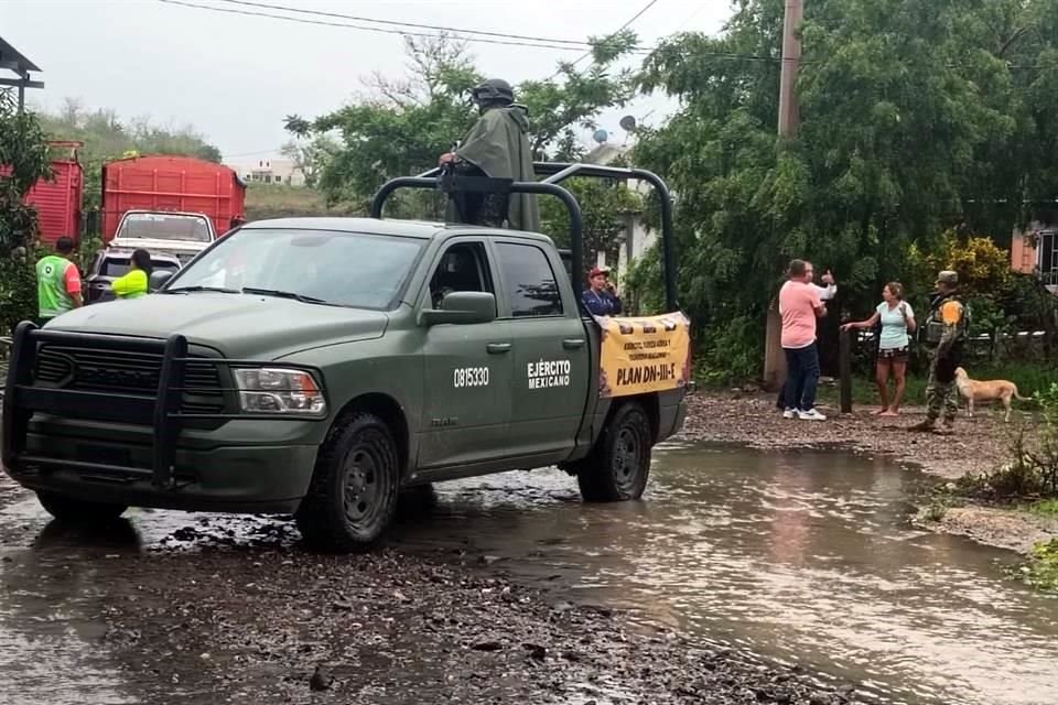 Elementos de fuerzas federales y del Estado brindan seguridad en los polígonos en riesgo para prevenir desastres que puedan afectar a las familias.