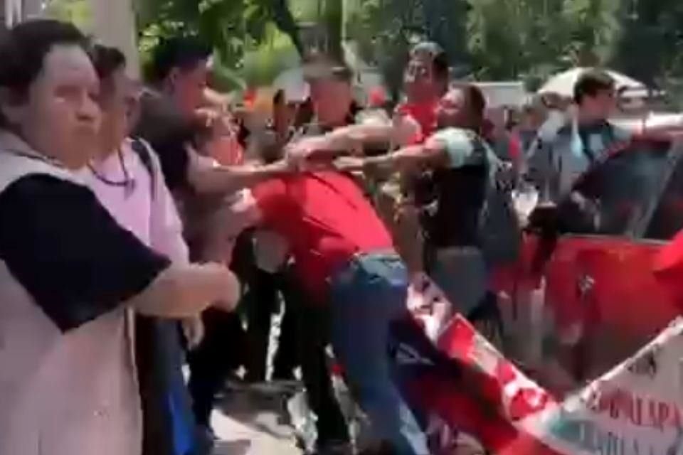 Un video muestra la agresión de presunto personal de la SEP a uno de los integrantes de la Coordinadora, mientras tomaban las instalaciones de la Coordinación General de Recursos Humanos.