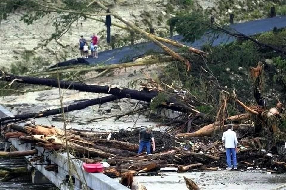 El personal del Consulado de México en San Antonio, Texas, recorre albergues buscando a mexicanos afectados por las inundaciones que cobraron la vida de al menos 27 personas en Estados Unidos.