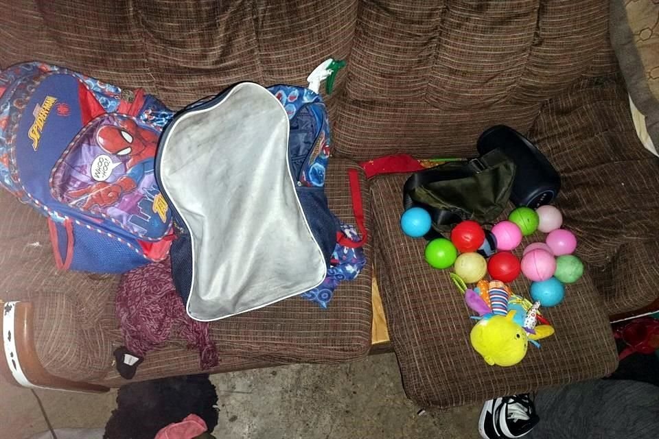 Durante el cateo fueron asegurados diversos objetos, como pelotas y hieleras.