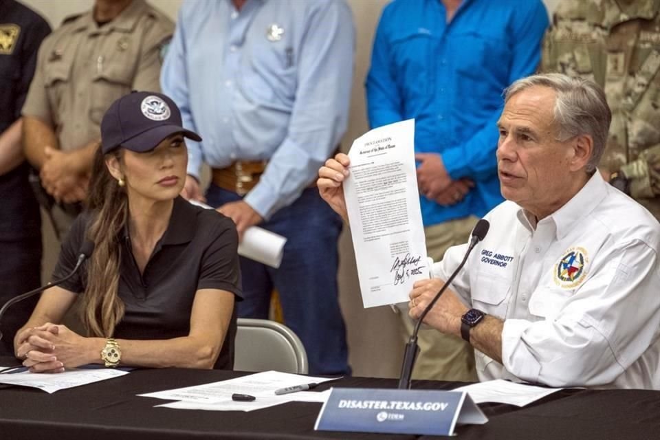 La Secretaria de Seguridad Nacional, Kristi Noem, recorrió el fin de semana la zona con el Gobernador Greg Abbott.
