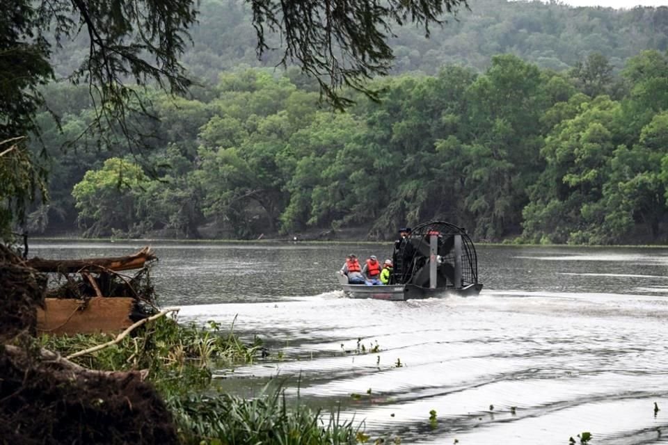 Los rescatistas utilizaron helicópteros, botes y drones para buscar víctimas y rescatar a personas atrapadas en árboles y en campamentos aislados por carreteras destruidas.