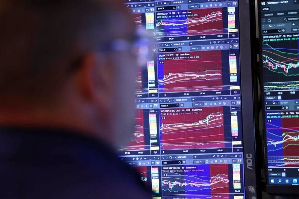 El S&P 500 y Dow Jones cerraron ligeramente a la baja, mientras los inversionistas anhelaban claridad sobre la política comercial de EU.