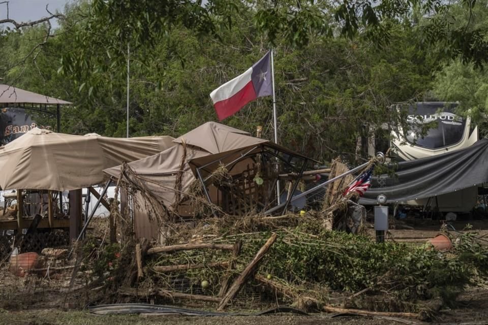 Una bandera de Texas en medio de escombros tras inundaciones, el 7 de julio del 2025.