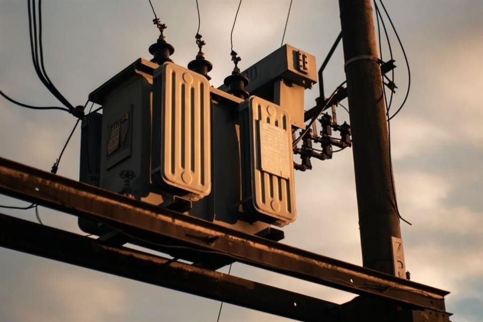 Bajo amenaza de apagones, CFE y Cenace están pidiendo a industrias de NL reducir consumo eléctrico en las llamadas 'horas pico' de demanda.