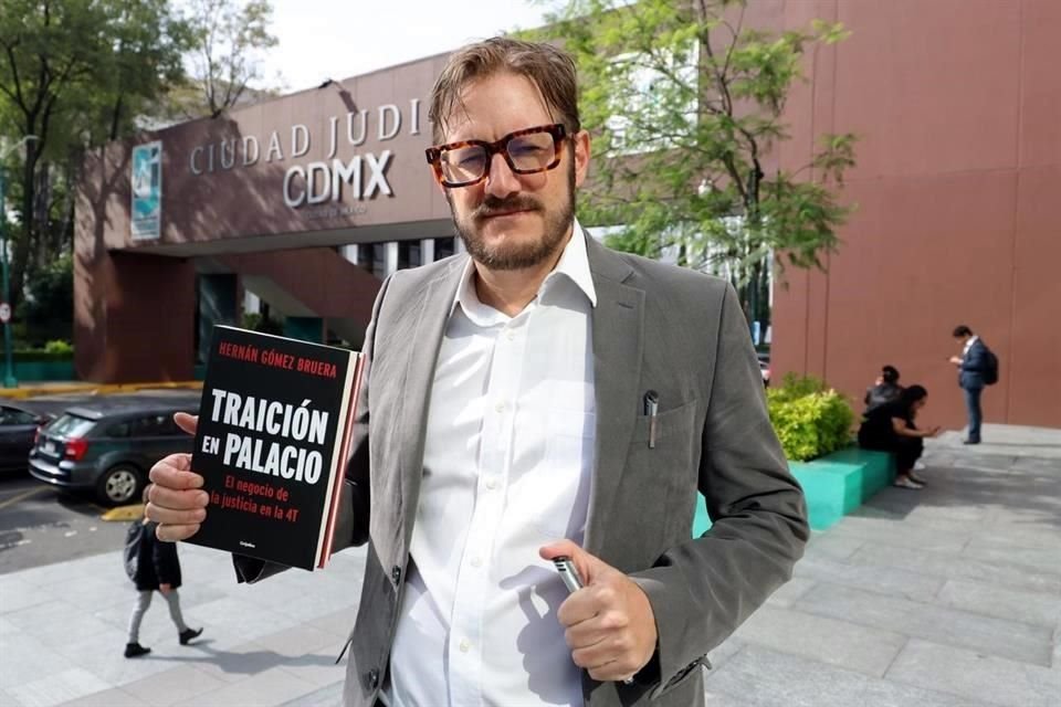 El periodista afuera de la sede del Tribunal Superior de Justicia de la CDMX.