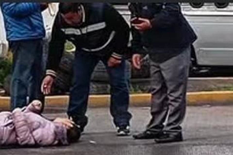 El chofer de un tráiler invadió el carril confinado del Mexibús en la carretera federal México-Pachuca y embistió a una mujer, quien falleció luego de sufrir una hemorragia.