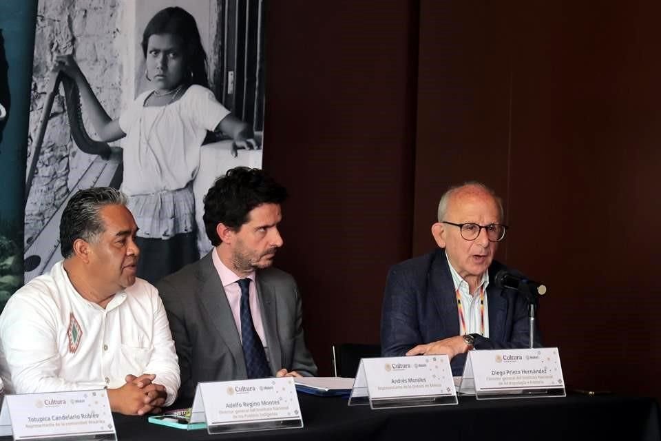 El director del INAH, Diego Prieto (der.), adelantó que buscarán que el Servicio de Protección Federal (SPF) se haga cargo de la seguridad en los recintos del instituto a nivel nacional.