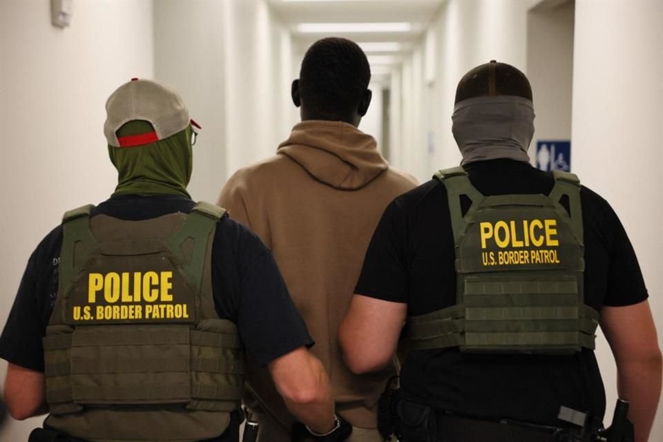 Agentes federales detienen a un hombre tras su audiencia en corte de migración, en la ciudad de Nueva York, el 9 de julio del 2025.