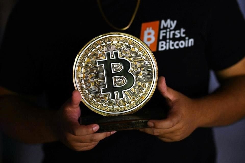 El bitcoin, el activo de referencia de la industria, alcanzó un récord de 123 mil 205 dólares a principios de esta semana.