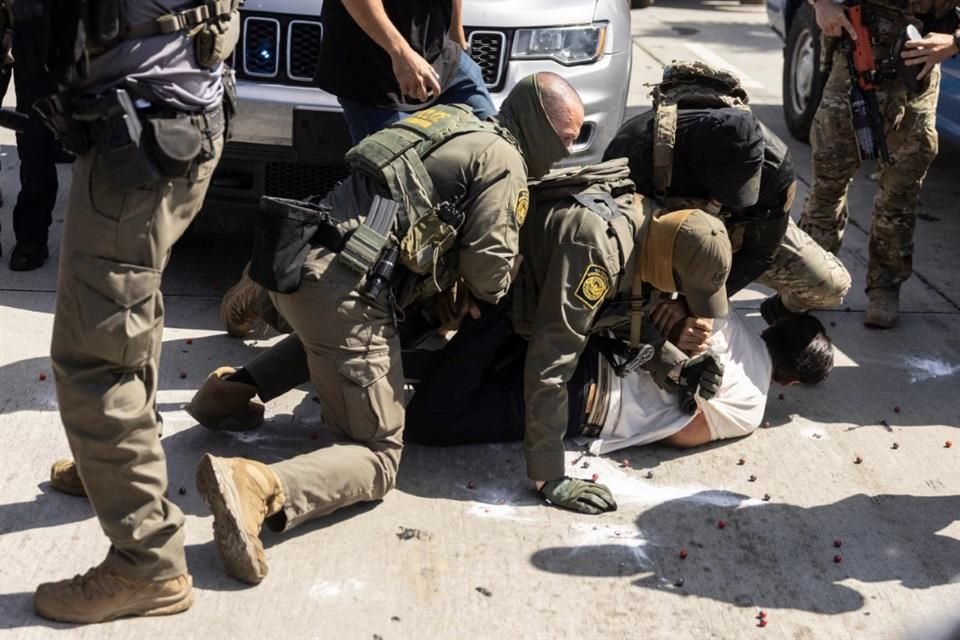 Un hombre es detenido en una redada en Los Ángeles, California, el 20 de junio.