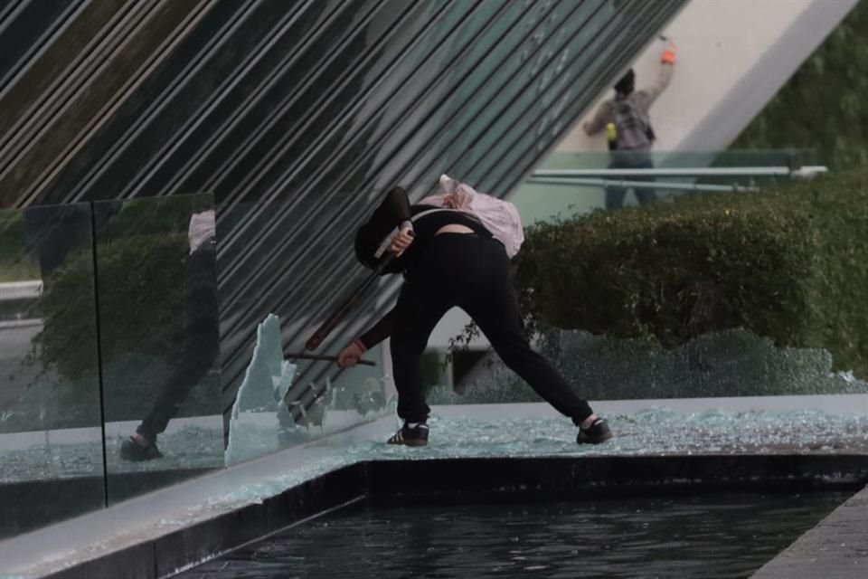 Manifestantes antigentrificación vandalizaron el Museo Universitario Arte Contemporáneo.