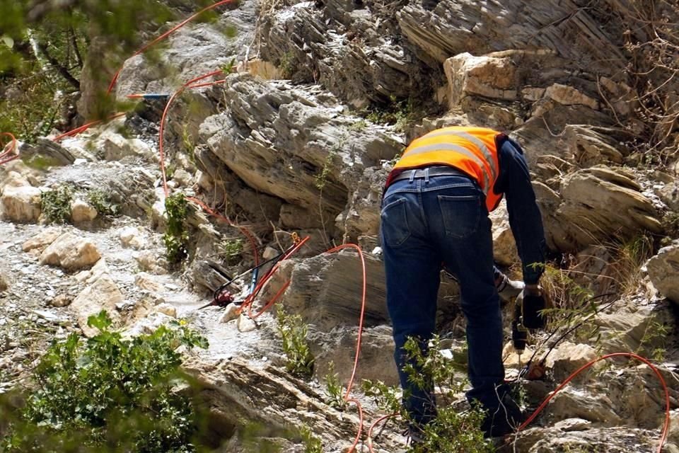 Trabajadores de Technoproject realizaron maniobras en la zona donde el Estado proyecta una segunda Rompepicos.