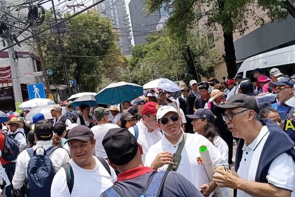 El personal de salud exige pagos de bonos extraordinarios y canasta básica.