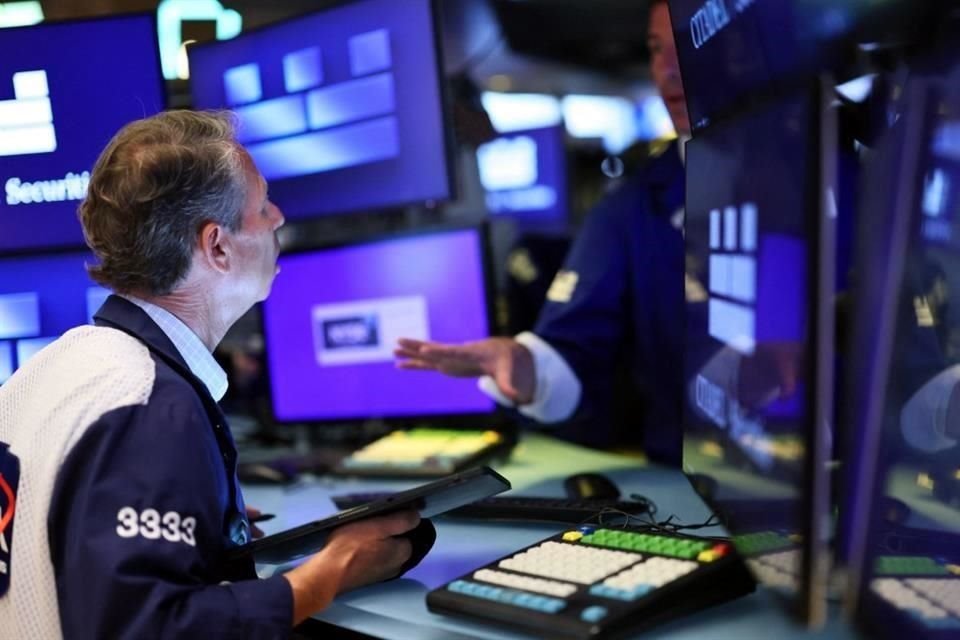 Por su parte, el Dow Jones cayó 312.08 puntos, aproximadamente 0.69 por ciento a 44 mil 698.21 puntos.