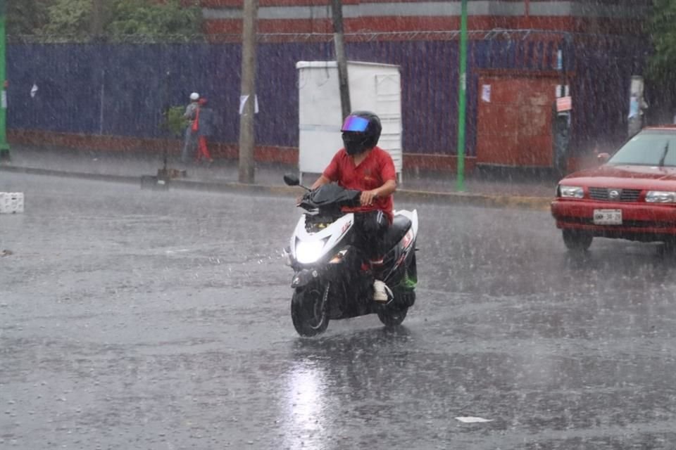 Protección Civil activó la alerta amarilla por fuertes precipitaciones y posible caída de granizo para esta tarde-noche y la madrugada del viernes en la mayoría de las 16 alcaldías.