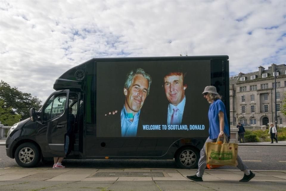 Un camión muestra una fotografía de Donald Trump y Jeffrey Epstein vista en una camioneta en Escocia, el 28 de julio del 2025.