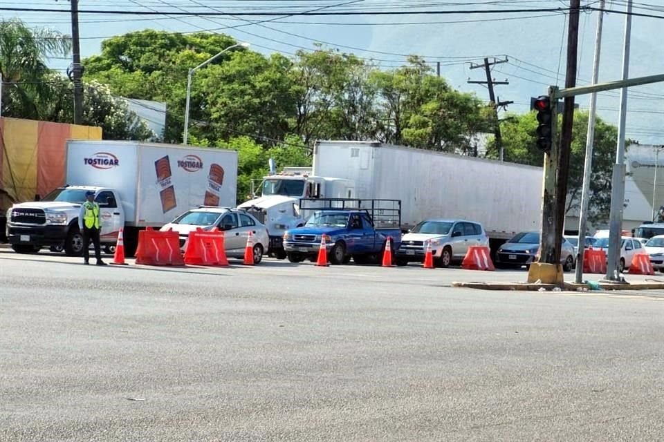 De acuerdo con oficiales en la zona, estas interrupciones se realizan principalmente entre las 7:30 y las 9:00 horas, lapso en el que se registra el mayor flujo de automóviles.