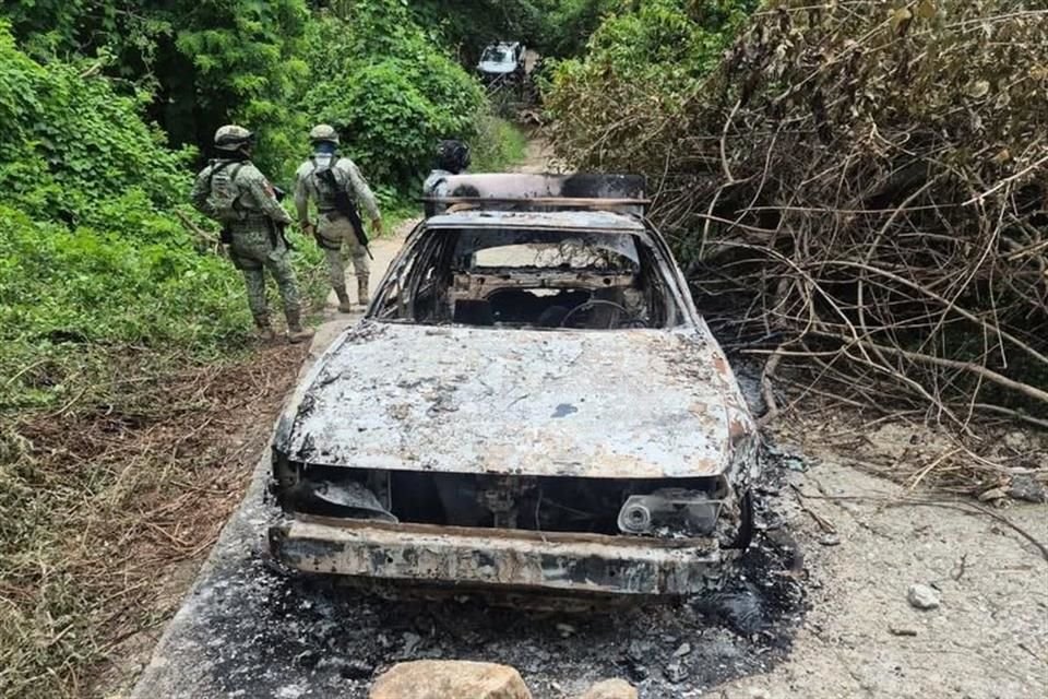 Elementos del Ejército Mexicano acudieron al lugar para resguardar tanto los cuerpos incinerados como el vehículo, localizados en el poblado de Refugio, al noroeste del Municipio.