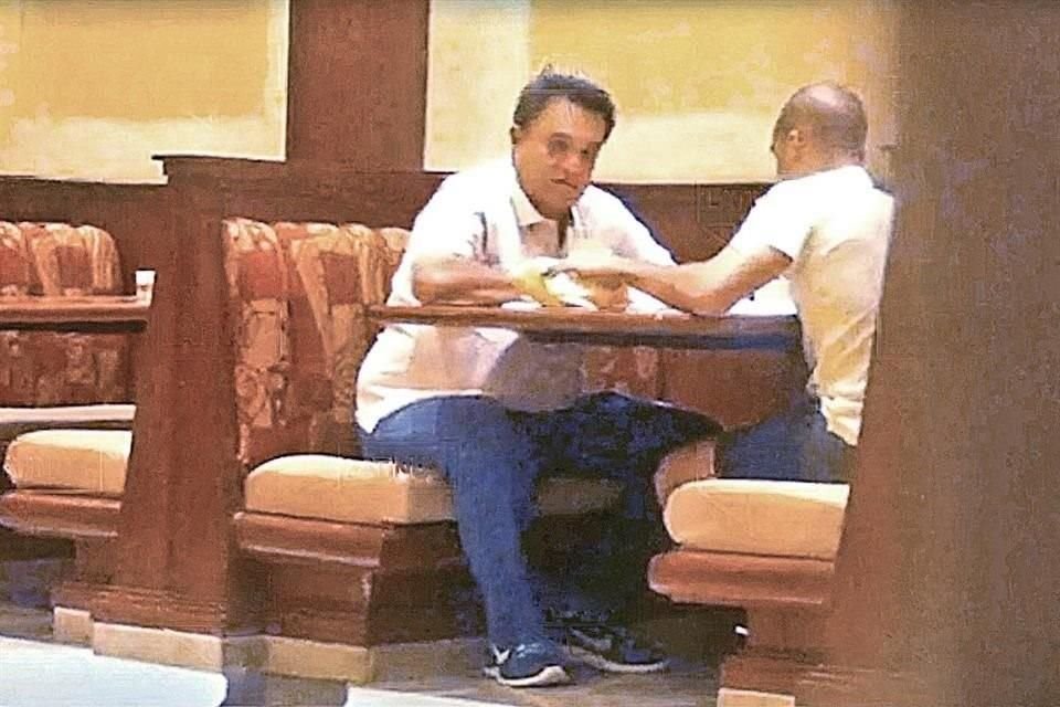 Pio López Obrador, hermano de AMLO, fue exhibido recibiendo dinero de David León, colaborador del entonces Gobernador de Chiapas, Manuel Velasco.