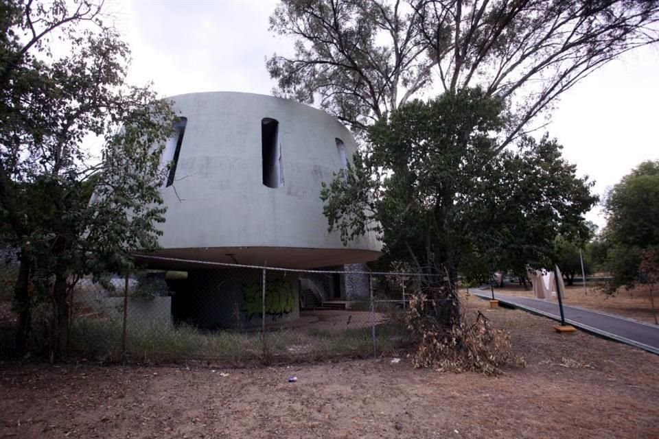 El Honguito fue un encargo que hizo el empresario Bernardo Elosúa Farías a Ramírez Vázquez, cuando inició el desarrollo de la Colonia Del Paseo Residencial.