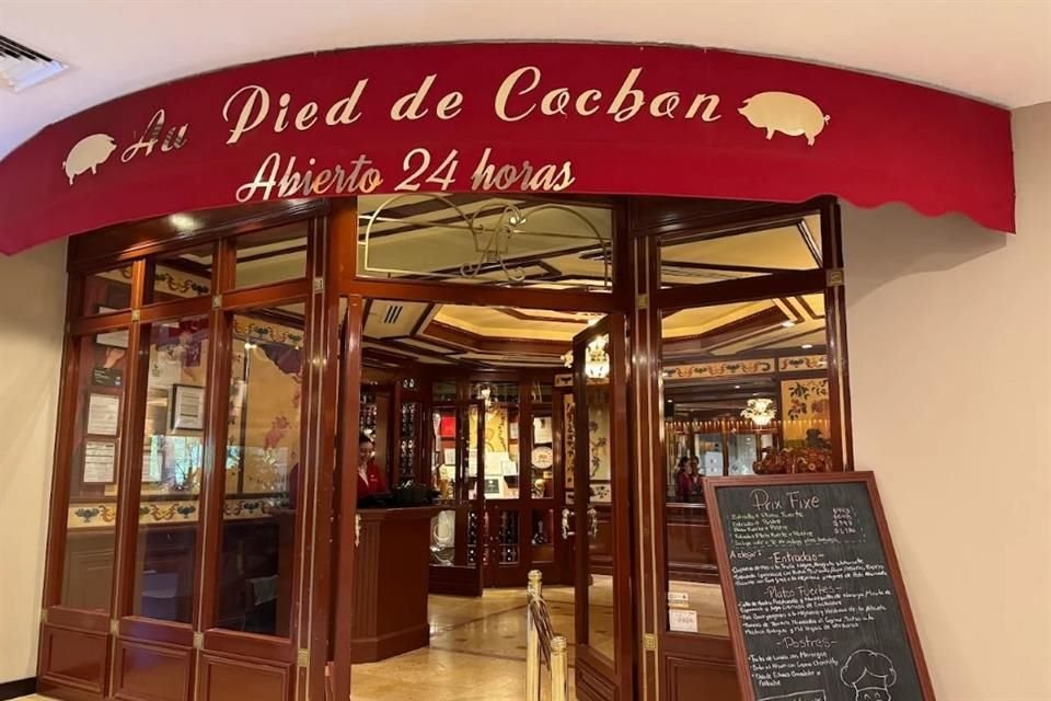 Cerca de la medianoche, los Ministros se apersonaron en el restaurante Au Pied de Cochon, en Polanco, un referente culinario de cocina francesa tradicional.