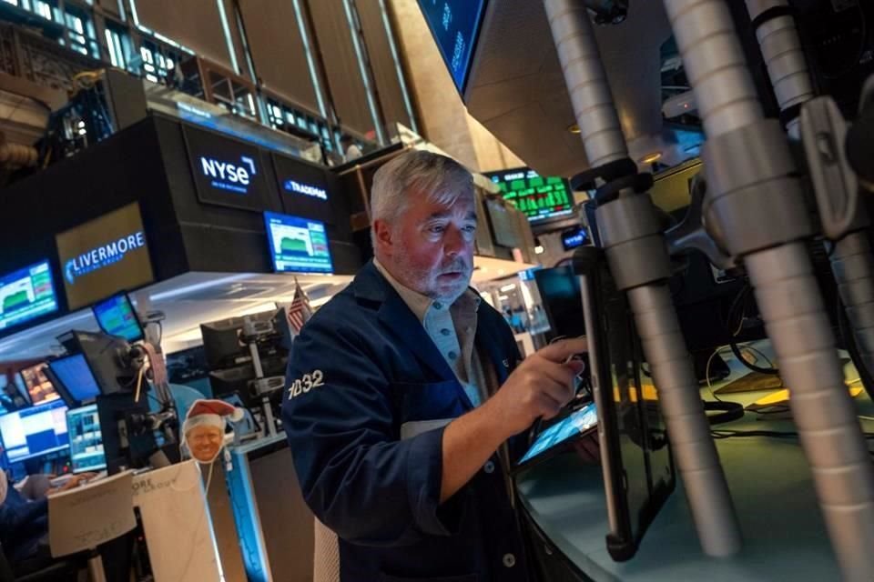 Los tres principales índices bursátiles estadounidenses cerraron con sólidas alzas este jueves, con el referencial S&P 500 anotando un máximo histórico.