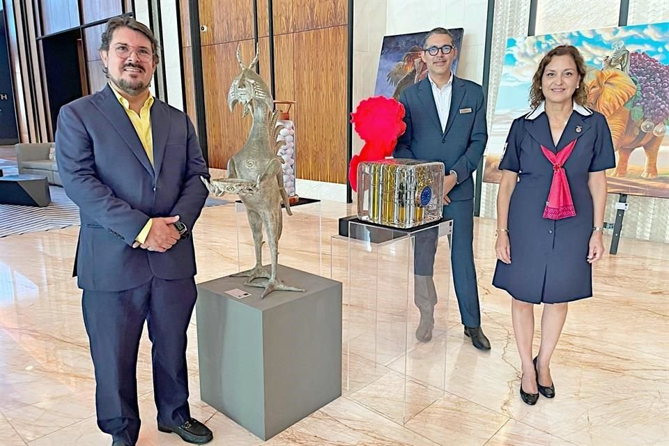 Jorge Gama (izq. a der.), Filiberto Díaz Espinosa y Nelva Ramírez de Garza con la escultura 'Gallo', de Leonora Carrington.