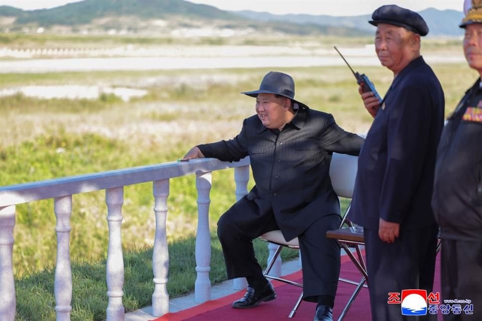 El líder norcoreano Kim Jong Un supervisa una prueba de dron en Pyongyang, el 18 de septiembre.