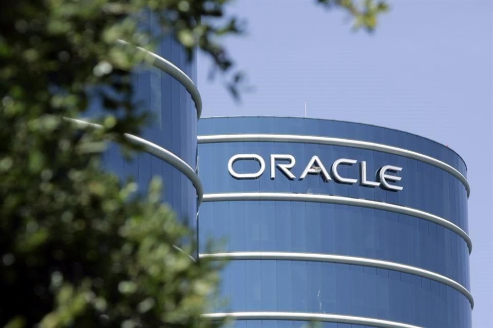 Ejecutivos de Oracle dijeron que ahora se espera que los gastos de capital para el año fiscal 2026 sean 15 mil millones de dólares más altos que la cifra de 35 mil millones que la compañía estimó en septiembre.