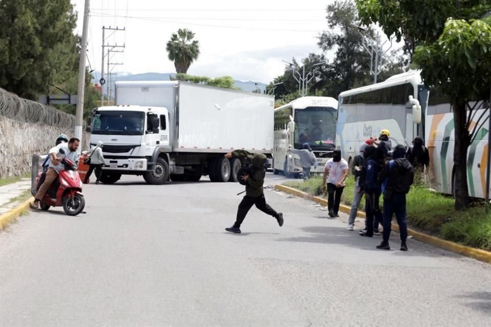 En su jornada de protesta, los normalistas protestaron afuera de la 35 Zona Militar y realizaron un mitin en la Autopista del Sol.