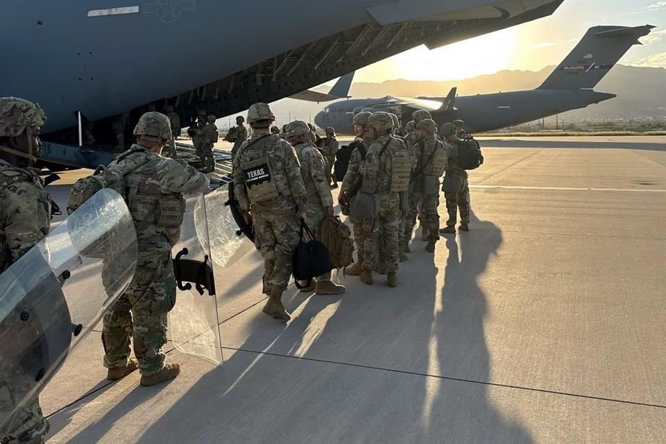 De acuerdo con The Chicago Tribune, varios militares vestidos de con uniforme de camuflaje y portando armas largas fueron vistos en una propiedad federal en los suburbios del extremo suroeste.
