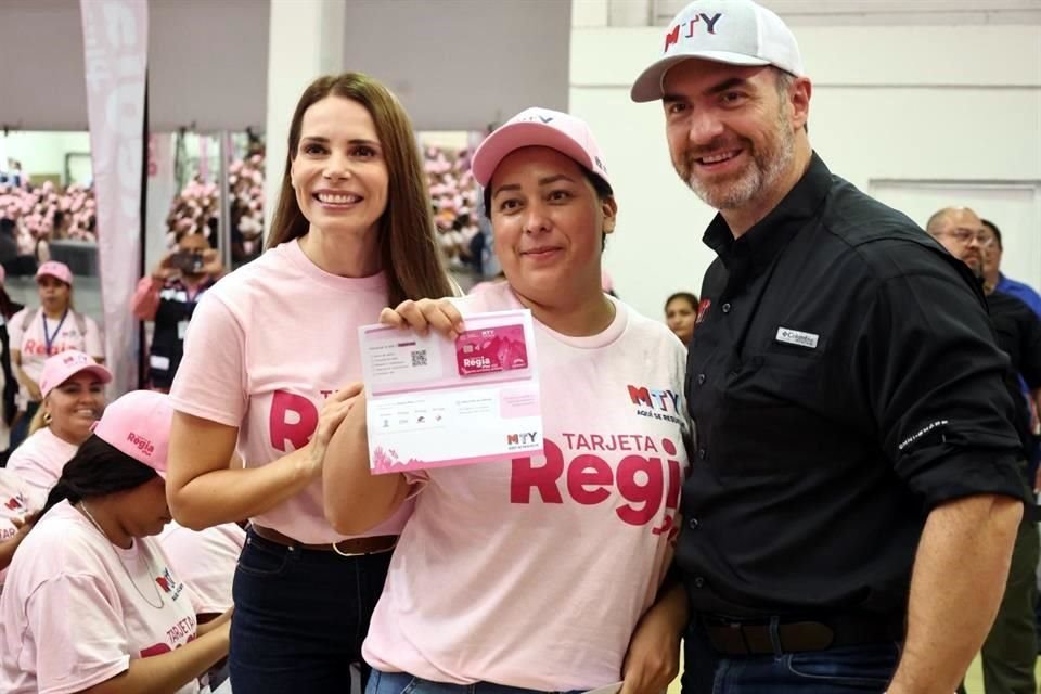 La entrega de las tarjeta fue realizada en el Parque Aztlán en donde estuvo la esposa del priista y Presidenta del DIF, Gaby Oyervides.