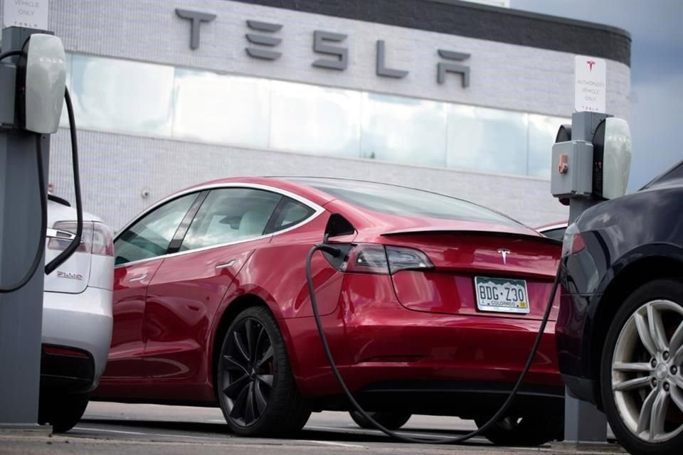 El nuevo precio objetivo de Tesla para las acciones, de 425 dólares, implica una caída del 6.6% respecto al cierre del viernes.